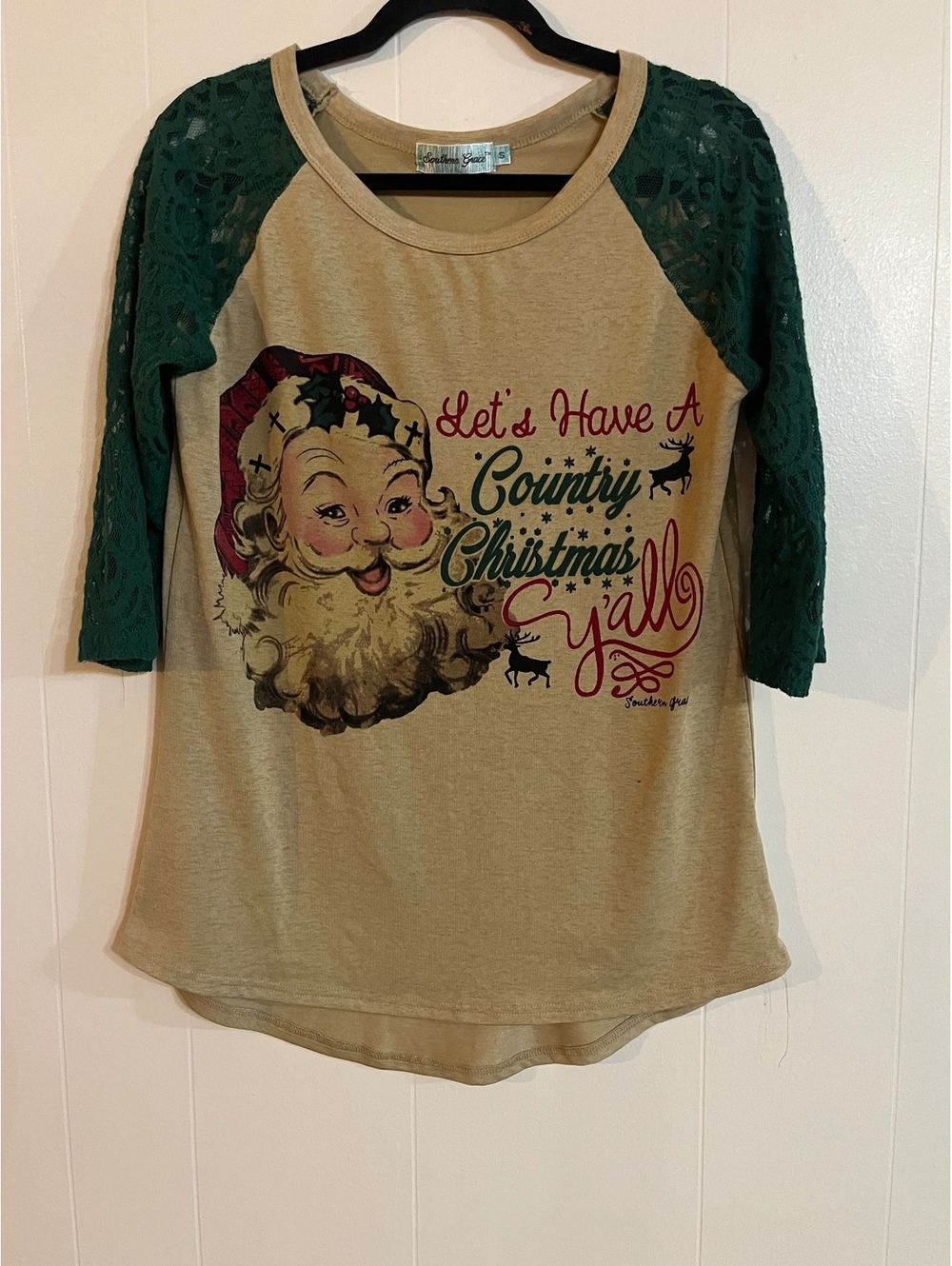 Southern Grace Women's Small Beige and Green Lace Sleeve Christmas Santa Raglan